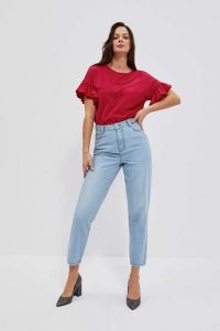 Jeansy mom fit z wysokim stanem błękitne. Niebieskie jeansy MOODO, bez wzorów, z bawełny, z podwyższonym stanem. W wyprzedaży za 59,99 zł.