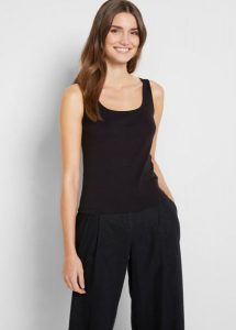 Top w prążek z czystej bawełny. Czarne topy bonprix, bez wzorów, z bawełny, eleganckie, bez kołnierzyka, bez ramiączek. Za 32,99 zł.