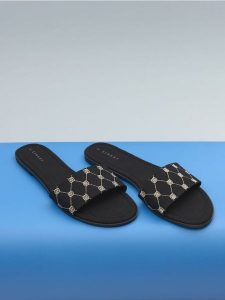 Klapki - czarny. Czarne klapki Sinsay, bez wzorów, bez obcasa, na płaskiej podeszwie. Za 39,99 zł.