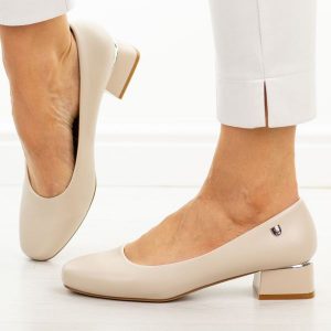 Cieliste czółenka damskie na obcasie Sergio Leone Pb417. Czółenka Sergio Leone, bez wzorów, ze skóry, bez obcasa, na obcasie, bez zapięcia. W wyprzedaży za 148,72 zł.