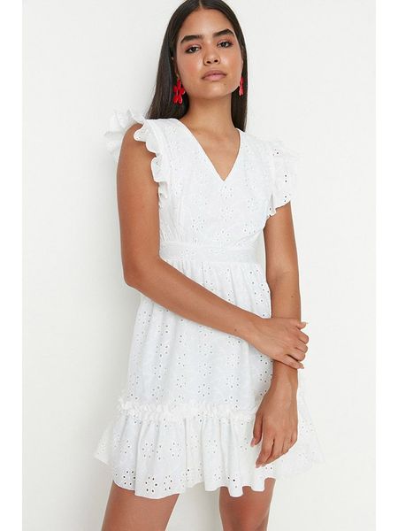 Trendyol Sukienka w kolorze białym rozmiar: 36. Białe sukienki Trendyol, bez wzorów, bez kołnierzyka, bez ramiączek, mini. Za 61,17 zł.