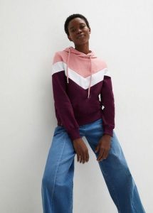 Bluza z kapturem i dużym kołnierzem. Fioletowe bluzy bonprix, bez wzorów, z kapturem. Za 109,99 zł.
