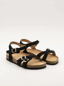 Bellucci Sandały w kolorze czarnym rozmiar: 36. Czarne sandały Bellucci, bez wzorów, z otwartym noskiem, bez obcasa, bez zapięcia. Za 79,21 zł.