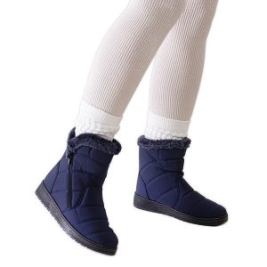 Granatowe śniegowce zdobione futerkiem Khitem niebieskie. Niebieskie buty zimowe z okrągłym noskiem, bez obcasa, na platformie, bez zapięcia. Za 92,54 zł.