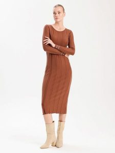 BGN Sukienka dzianinowa w kolorze brązowym rozmiar: 34. Brązowe sukienki BGN, na imprezę, bez wzorów, z dzianiny, bez kołnierzyka, bez ramiączek, midi. Za 56,99 zł.