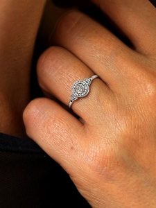 DIA DIAMONDS Srebrny pierścionek z diamentami rozmiar: 58. Szare pierścionki DIA DIAMONDS, z diamentem, srebrne. Za 258,52 zł.