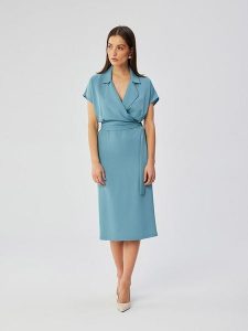 Stylove Sukienka w kolorze niebieskim rozmiar: L. Niebieskie sukienki Stylove, l, bez wzorów, bez kołnierzyka, bez ramiączek, midi. Za 115,24 zł.
