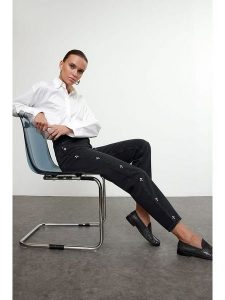 Trendyol Dżinsy - Mom fit - w kolorze czarnym rozmiar: 36. Czarne jeansy Trendyol, bez wzorów, z podwyższonym stanem. Za 127,35 zł.