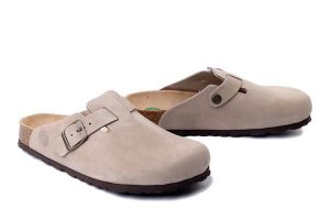 DR. BRINKMANN 600177-08 taupe, klapki damskie. Brązowe klapki Dr. Brinkmann, bez wzorów, ze skóry, bez obcasa. Za 263,42 zł.