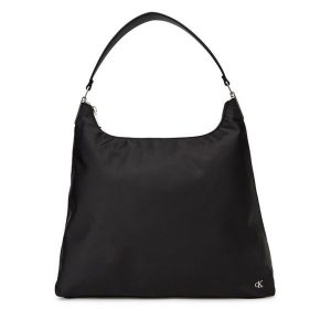 Torebka Calvin Klein. Czarne torebki klasyczne Calvin Klein, bez wzorów, bez dodatków. Za 429,99 zł.
