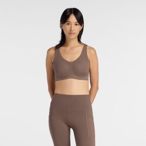 Biustonosz do biegania New Balance WB51052ABP – brązowy. Brązowe biustonosze New Balance, bez wzorów, z lycry. Za 229,99 zł.