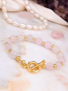 L'Atelier de Gaia Pozłacana bransoletka z kwarcem różowym rozmiar: onesize. Różowe bransoletki L'Atelier de Gaia, z kwarcem, pozłacane. Za 47,95 zł.