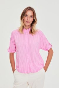 Koszula w paski różowa. Czerwone koszule MOODO, bez wzorów, z wiskozy, bez kołnierzyka, bez ramiączek. Za 99,99 zł.