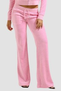 JUICY COUTURE Różowe spodnie dresowe Layla Low Rise Pocket. Czerwone spodnie dresowe Juicy Couture, s, bez wzorów, z dresówki. W wyprzedaży za 337,99 zł.