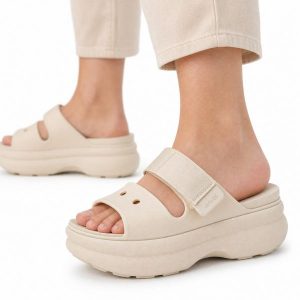 Sandały klapki damskie platformy Crocs SOHO TWO STRAP SANDAL. Brązowe klapki Crocs, bez wzorów, z jeansu, bez obcasa, na platformie. Za 239,00 zł.