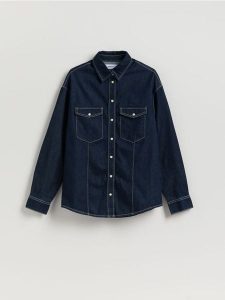 Jeansowa koszula oversize - granatowy. Niebieskie koszule Reserved, l, bez wzorów, z denimu, bez kołnierzyka, bez ramiączek. W wyprzedaży za 79,99 zł.