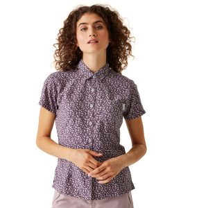 Mindano VIII damska koszula z krótkim rękawem. Fioletowe koszule Regatta, bez wzorów, bez kołnierzyka, bez ramiączek. W wyprzedaży za 113,05 zł.