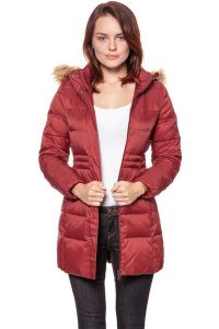 DAMSKA KURTKA ZIMOWA WRANGLER LONG PUFFER SYRAH RED W4105V5S6. Czerwone kurtki Wrangler, na zimę, s, bez wzorów, z puchu, bez kaptura. W wyprzedaży za 129,99 zł.