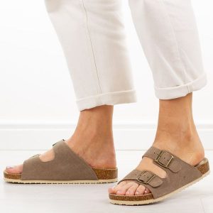 J. Brązowe skórzane klapki damskie Vinceza 101330. Brązowe klapki VINCEZA, bez wzorów, z jeansu, bez obcasa. Za 149,00 zł.