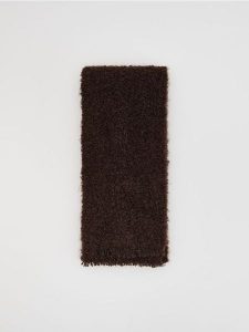 Miękki szalik - ciemnobrązowy. Brązowe szaliki Reserved, bez wzorów. Za 79,99 zł.
