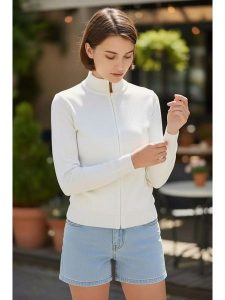 ASSUILI Kardigan w kolorze białym rozmiar: 38. Białe kardigany Assuili. Za 100,99 zł.