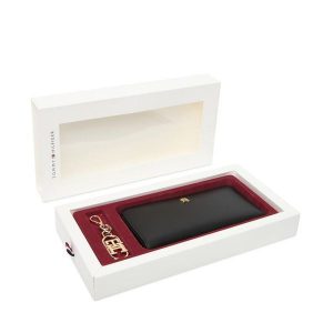 Zestaw portfel i brelok Tommy Hilfiger. Czarne portfele TOMMY HILFIGER, bez wzorów. Za 369,99 zł.