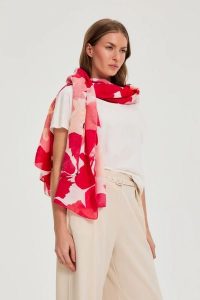 Szal w kwiaty czerwony. Czerwone szaliki MOODO, bez wzorów, z poliesteru. Za 49,99 zł.