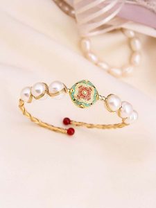 Pierres de Jade Pozłacana bransoletka z perłami i kamieniami szlachetnymi rozmiar: onesize. Białe bransoletki Pierres de Jade, z perłą, pozłacane. Za 43,99 zł.