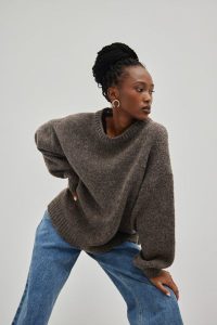 Sweter oversize z bufiastym rękawem w kolorze BROWN MELANGE - RIVERO-UNI. Brązowe swetry klasyczne Marsala, na zimę, bez wzorów, z poliamidu, bez ramiączek. Za 349,90 zł.