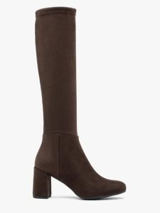 Ciemnobrązowe kozaki z wąską elastyczną cholewką. Brązowe kozaki Ryłko, bez wzorów, z tkaniny, z okrągłym noskiem, bez obcasa, na słupku, bez zapięcia. Za 499,99 zł.