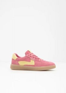 Sneakersy marki Tamris o wyglądzie retro. Czerwone buty sportowe bonprix, bez wzorów, bez zapięcia. Za 219,99 zł.