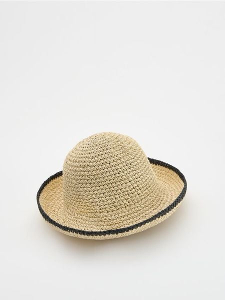 Kapelusz z kontrastowym brzegiem - kremowy. Białe kapelusze Reserved, bez wzorów. W wyprzedaży za 25,99 zł.