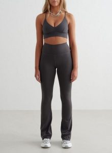 Damskie legginsy rozszerzane nogawki, wysoki stan, squat proof Sense ciemnoszary. Szare legginsy AIM'N, bez wzorów, z elastanu, z podwyższonym stanem, długie. Za 344,00 zł.