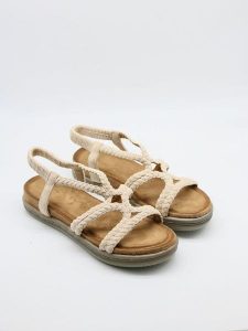 Bellucci Sandały w kolorze beżowym rozmiar: 39. Brązowe sandały Bellucci, bez wzorów, z otwartym noskiem, bez obcasa, bez zapięcia. Za 100,99 zł.