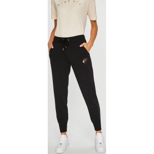 Nike Sportswear - Spodnie. Spodnie sportowe marki Nike Sportswear. W wyprzedaży za 229,90 zł.