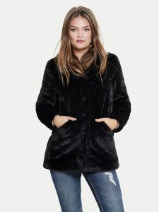 ONLY Futro Vida 15164600 Czarny Regular Fit. Czarne płaszcze ONLY, m, bez wzorów, z futra, bez kaptura. Za 279,99 zł.