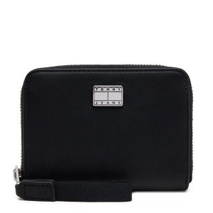 Portfel Tommy Jeans. Czarne portfele Tommy Jeans, bez wzorów, z jeansu. Za 139,99 zł.