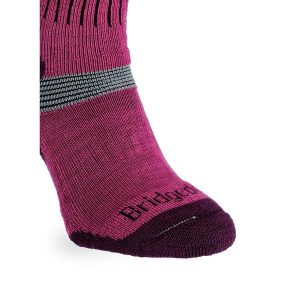 Skarpety narciarskie damskie Bridgedale Ski Cross Country Merino P. Fioletowe skarpetki Bridgedale, bez wzorów. Za 63,99 zł.