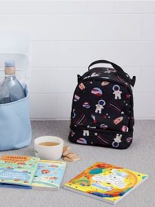 Plecak z motywem astronauty - czarny. Czarne plecaki Sinsay. Za 29,99 zł.