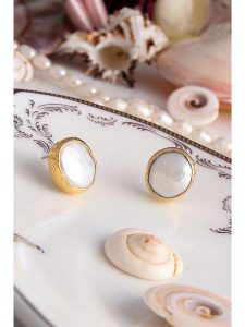 Pierres delicates Pozłacane kolczyki-wkrętki z masą perłową rozmiar: onesize. Białe kolczyki Pierres delicates, z perłą, pozłacane. Za 43,99 zł.