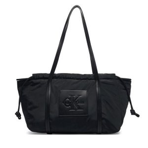 Torebka Calvin Klein. Czarne torebki klasyczne Calvin Klein, bez wzorów, bez dodatków. Za 409,99 zł.