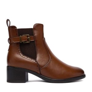Botki Clara Barson. Brązowe botki Clara Barson, bez wzorów, bez obcasa, na słupku, bez zapięcia. Za 159,99 zł.