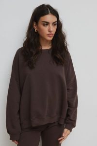 Bluza damska o kroju regular fit w kolorze CHOCOLATE - PHENIX-UNI. Czarne bluzy Marsala, uniwersalny, bez wzorów, z bawełny, bez kaptura. Za 259,90 zł.