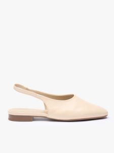 Kremowe czółenka bez pięty slingback. Brązowe czółenka Ryłko, bez wzorów, ze skóry, bez obcasa, na płaskiej podeszwie, bez zapięcia. Za 379,99 zł.