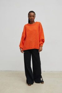 Sweter oversize z bufiastym rękawem FLAME ORANGE- RIVERO-UNI. Pomarańczowe swetry klasyczne Marsala, na lato, bez wzorów, z wełny, bez ramiączek. Za 249,90 zł.