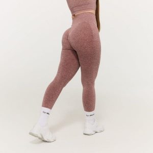 Legginsy damskie fitness bezszwowe z wysokim stanem malwowe FLO. Fioletowe legginsy GYMBEAM, bez wzorów, z elastanu, z podwyższonym stanem. Za 110,90 zł.