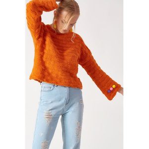 Sweter w kolorze pomarańczowym. Brązowe długie swetry marki Robin, z okrągłym kołnierzem. W wyprzedaży za 159,95 zł.