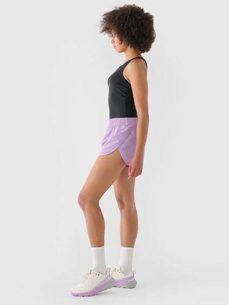 4F Spodenki plażowe damskie - fioletowe M. Fioletowe szorty 4f, bez wzorów, z elastanu, wakacyjne. W wyprzedaży za 59,99 zł.