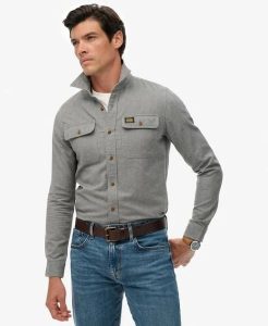 Superdry Koszula Trailsman Relaxed Fit flanelowa – 100% bawełna organiczna. Niebieskie koszule Superdry, s, z aplikacjami, z bawełny, bez kołnierzyka, bez ramiączek. Za 374,70 zł.