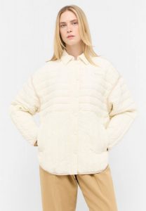 MUSTANG SAGE DAMSKA KURTKA PRZEJŚCIOWA WIATRÓWKA NA ZAMEK WHISPER WHITE 1015434 2013. Białe kurtki Mustang, na zimę, m, bez wzorów, bez kaptura. Za 399,99 zł.